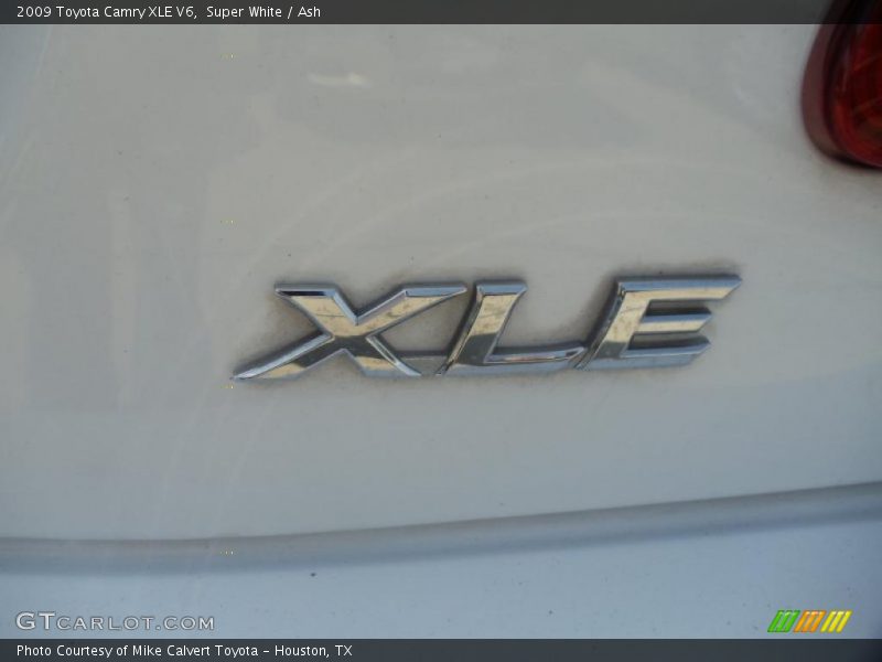 Super White / Ash 2009 Toyota Camry XLE V6