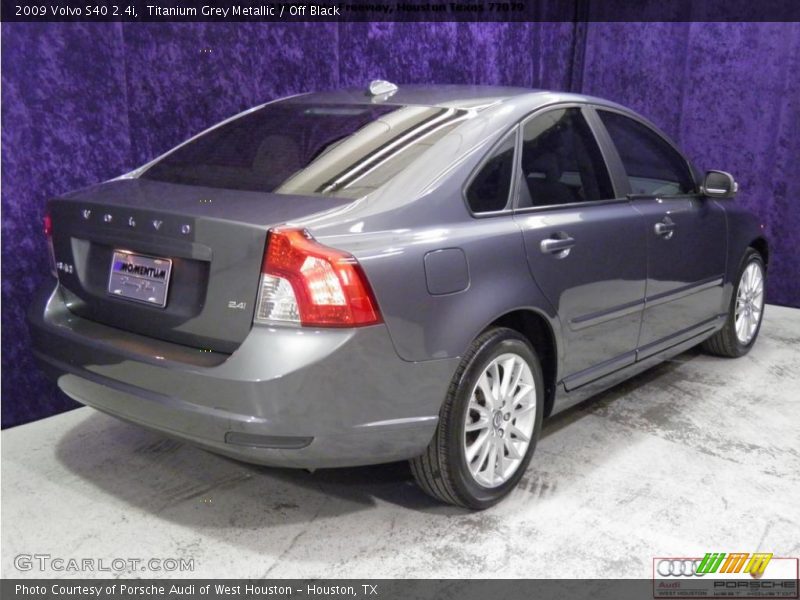 Titanium Grey Metallic / Off Black 2009 Volvo S40 2.4i