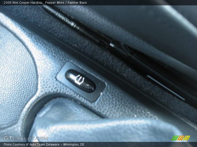 Pepper White / Panther Black 2006 Mini Cooper Hardtop