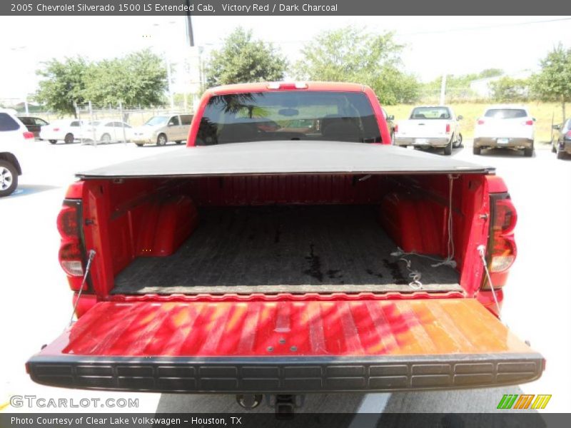 Victory Red / Dark Charcoal 2005 Chevrolet Silverado 1500 LS Extended Cab