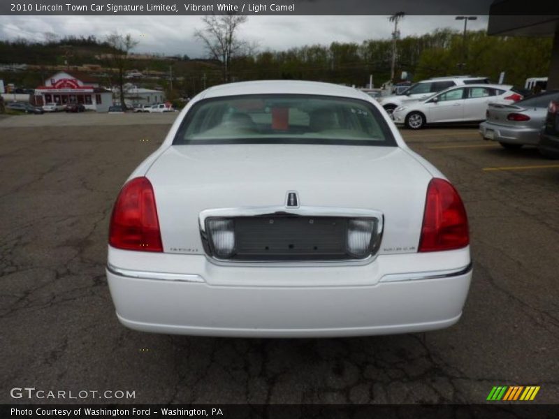 Vibrant White / Light Camel 2010 Lincoln Town Car Signature Limited