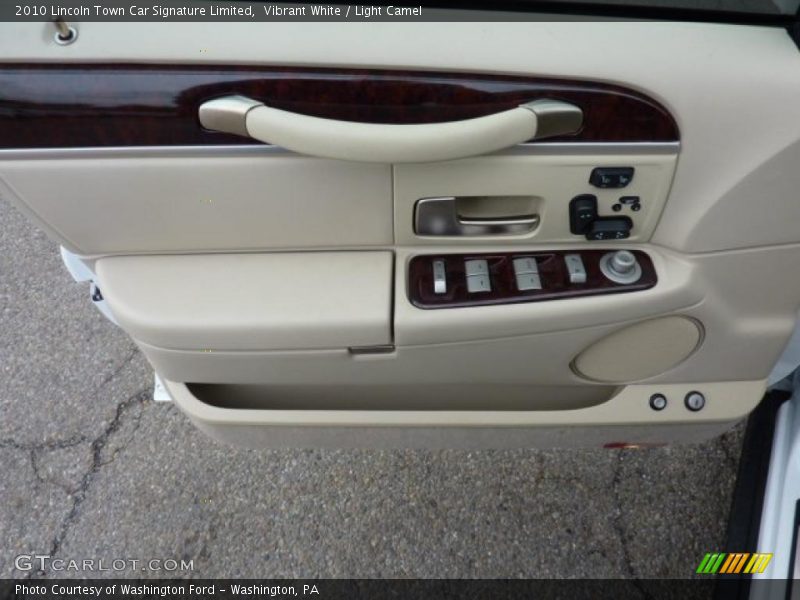 Vibrant White / Light Camel 2010 Lincoln Town Car Signature Limited