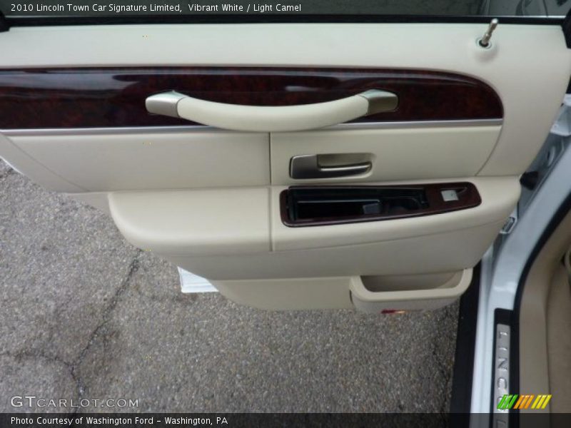 Vibrant White / Light Camel 2010 Lincoln Town Car Signature Limited