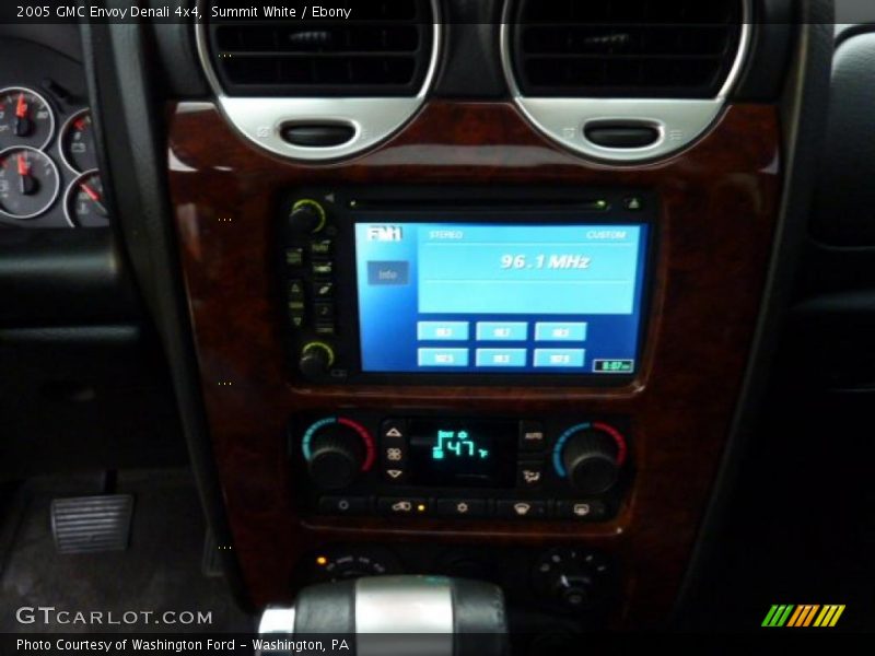 Summit White / Ebony 2005 GMC Envoy Denali 4x4