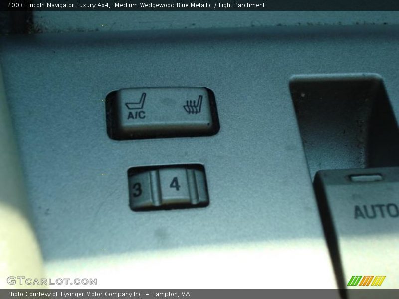 Medium Wedgewood Blue Metallic / Light Parchment 2003 Lincoln Navigator Luxury 4x4