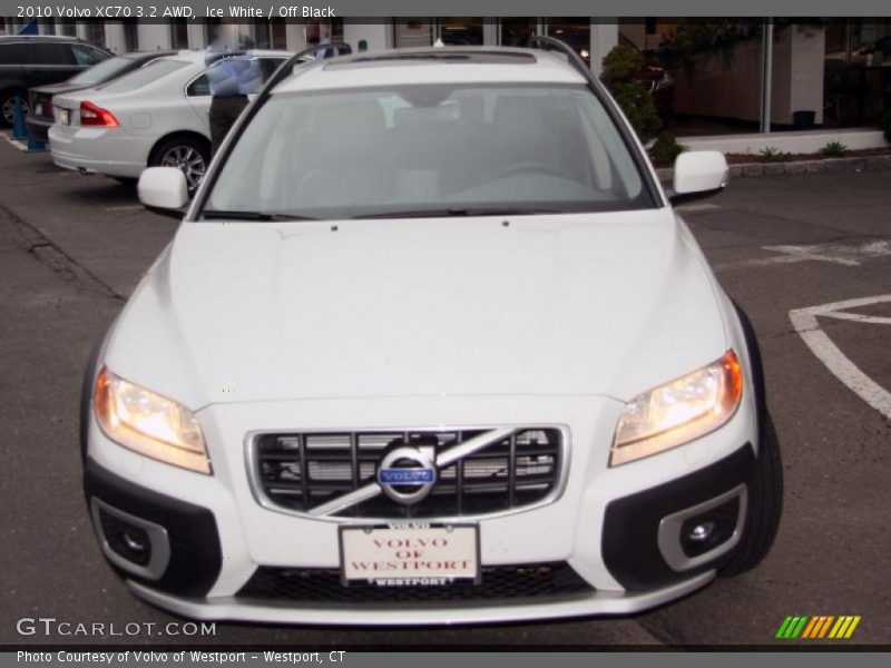 Ice White / Off Black 2010 Volvo XC70 3.2 AWD