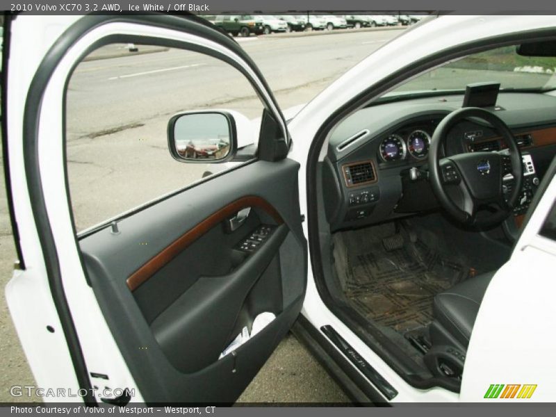 Ice White / Off Black 2010 Volvo XC70 3.2 AWD