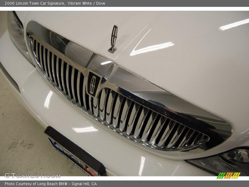 Vibrant White / Dove 2006 Lincoln Town Car Signature