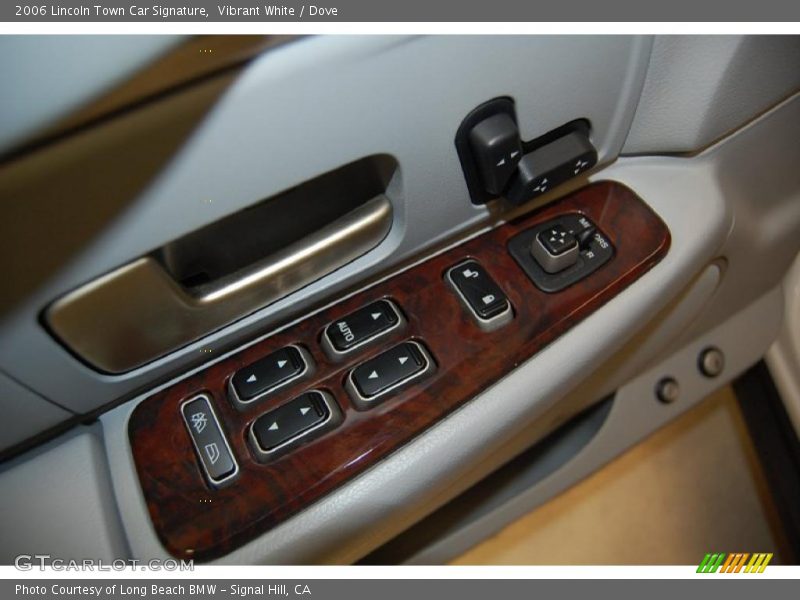 Controls of 2006 Town Car Signature