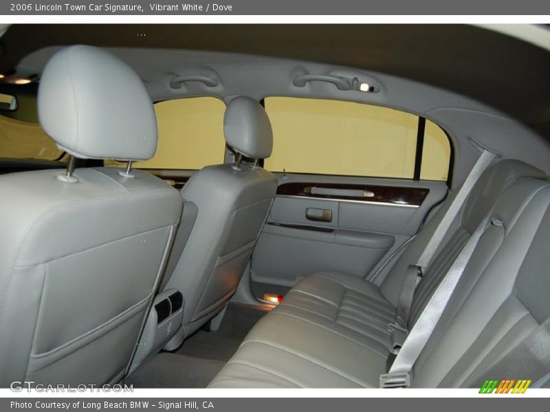 Vibrant White / Dove 2006 Lincoln Town Car Signature