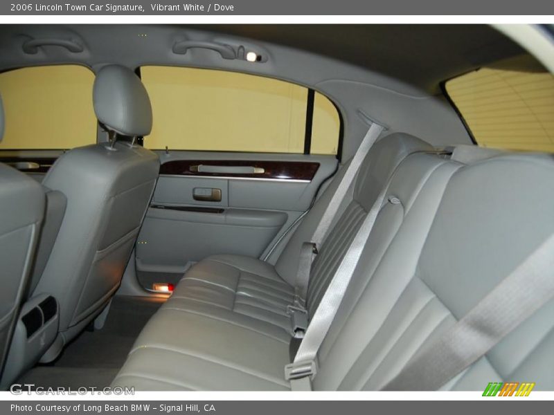 Vibrant White / Dove 2006 Lincoln Town Car Signature