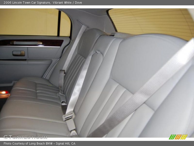 Vibrant White / Dove 2006 Lincoln Town Car Signature