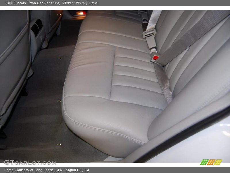 Vibrant White / Dove 2006 Lincoln Town Car Signature
