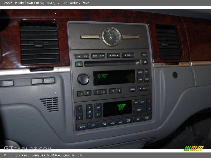 Controls of 2006 Town Car Signature