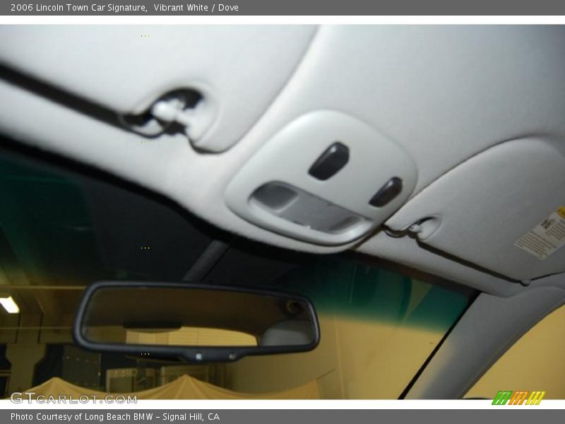 Vibrant White / Dove 2006 Lincoln Town Car Signature