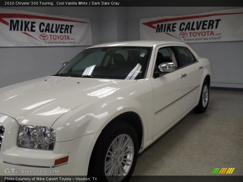 Cool Vanilla White / Dark Slate Gray 2010 Chrysler 300 Touring