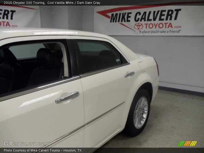 Cool Vanilla White / Dark Slate Gray 2010 Chrysler 300 Touring