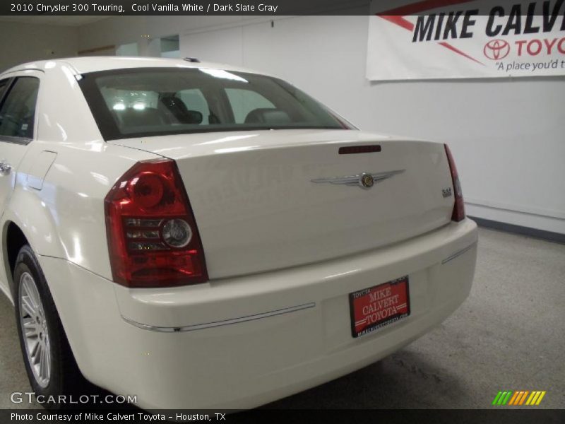 Cool Vanilla White / Dark Slate Gray 2010 Chrysler 300 Touring