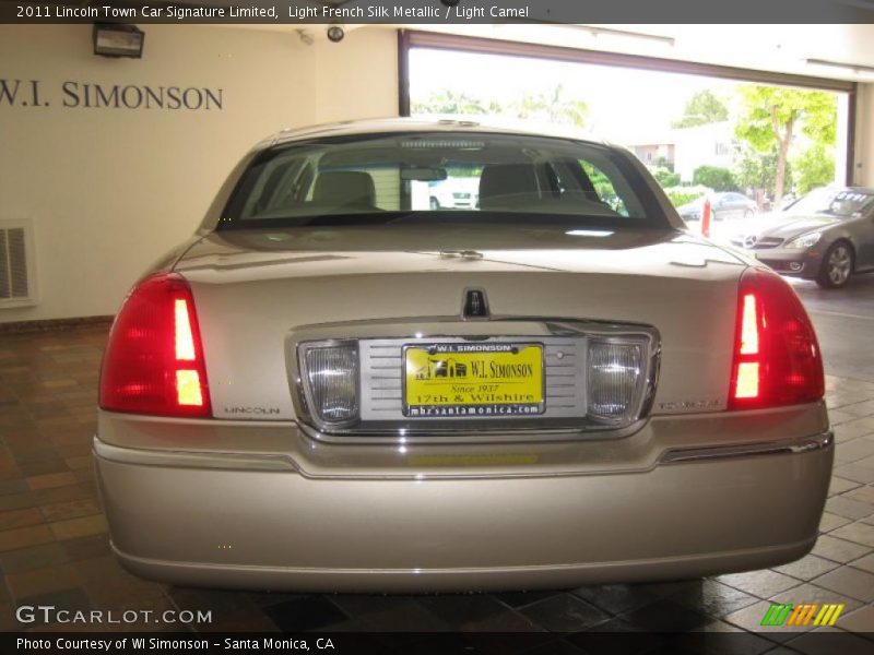 Light French Silk Metallic / Light Camel 2011 Lincoln Town Car Signature Limited