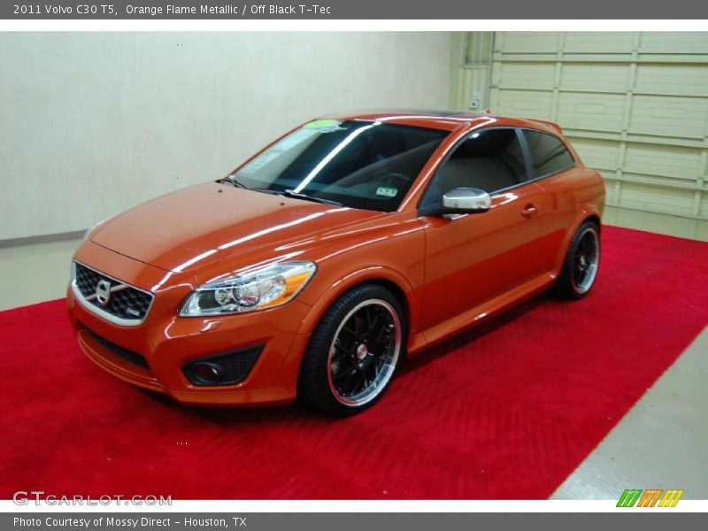 Front 3/4 View of 2011 C30 T5