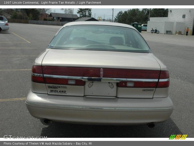 Light Prairie Tan Metallic / Light Parchment 1997 Lincoln Continental