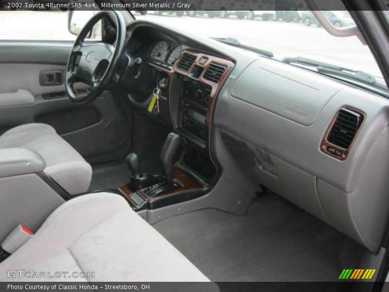 Millennium Silver Metallic / Gray 2002 Toyota 4Runner SR5 4x4