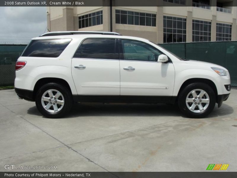 Cream White / Black 2008 Saturn Outlook XR