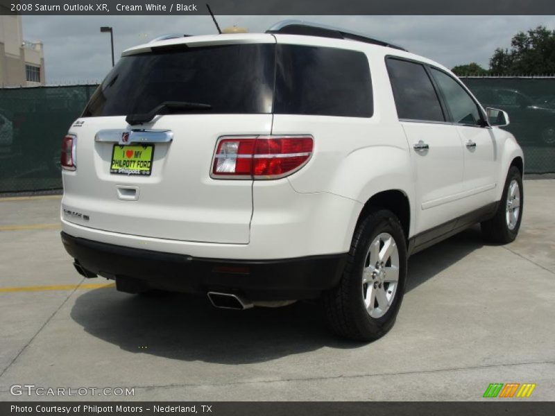 Cream White / Black 2008 Saturn Outlook XR