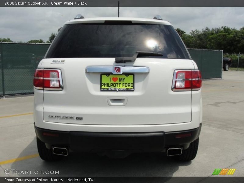 Cream White / Black 2008 Saturn Outlook XR