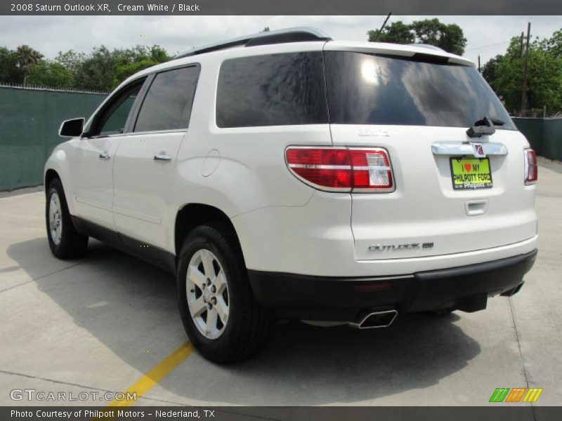 Cream White / Black 2008 Saturn Outlook XR