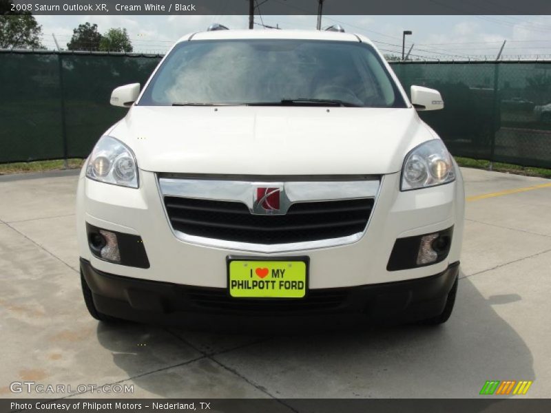 Cream White / Black 2008 Saturn Outlook XR