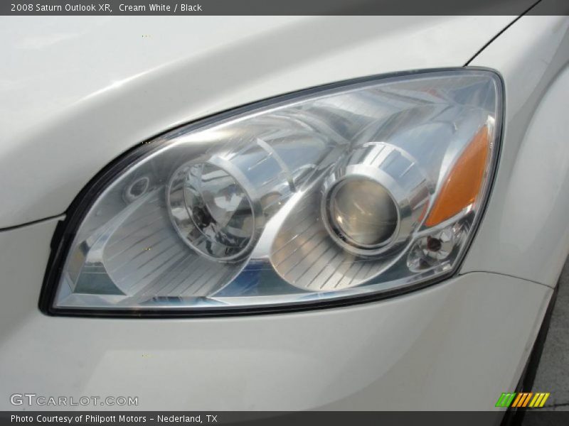 Cream White / Black 2008 Saturn Outlook XR