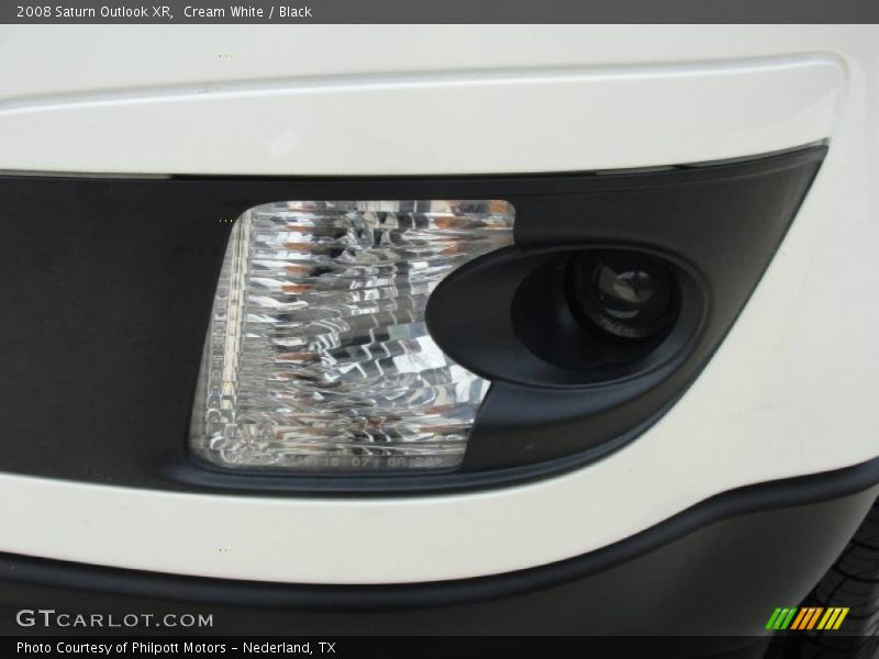 Cream White / Black 2008 Saturn Outlook XR