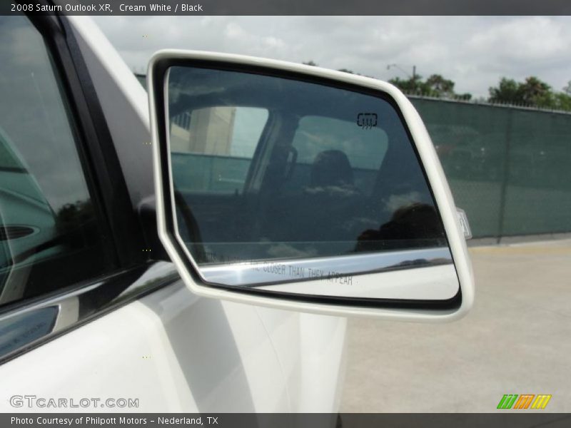 Cream White / Black 2008 Saturn Outlook XR