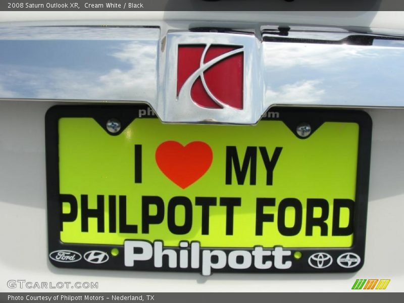 Cream White / Black 2008 Saturn Outlook XR