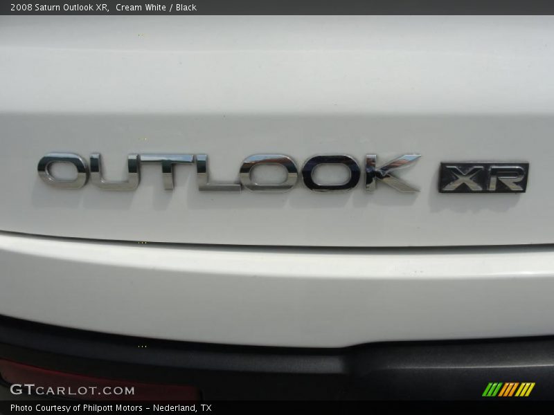 Cream White / Black 2008 Saturn Outlook XR