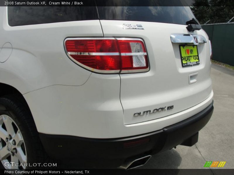 Cream White / Black 2008 Saturn Outlook XR