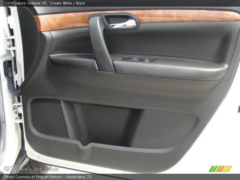 Cream White / Black 2008 Saturn Outlook XR