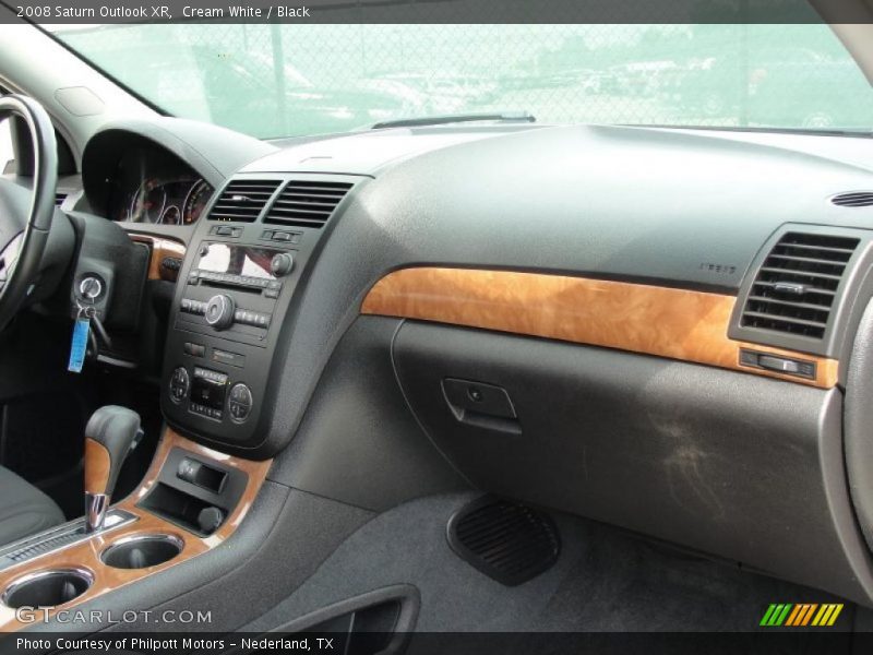 Cream White / Black 2008 Saturn Outlook XR