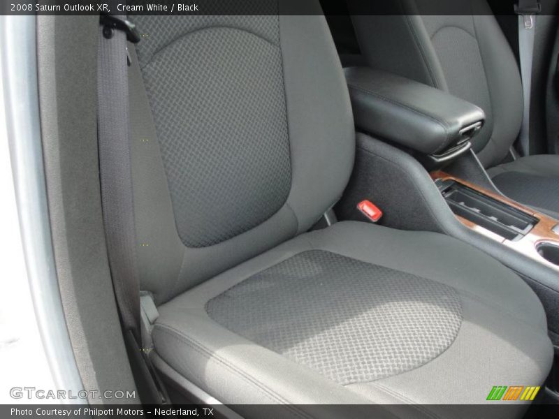 Cream White / Black 2008 Saturn Outlook XR