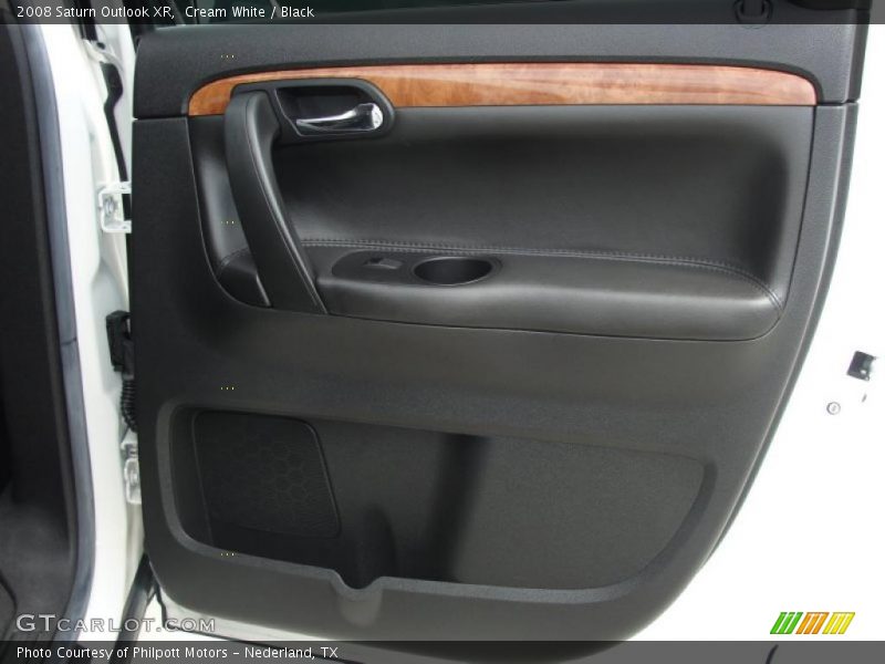 Cream White / Black 2008 Saturn Outlook XR