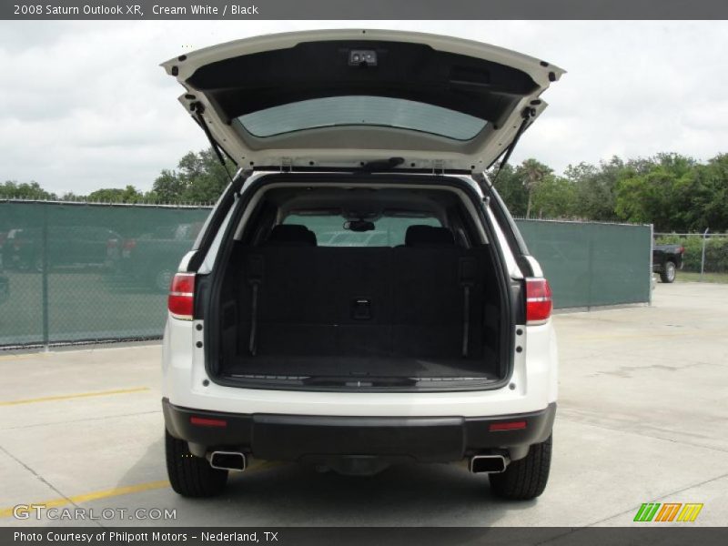 Cream White / Black 2008 Saturn Outlook XR
