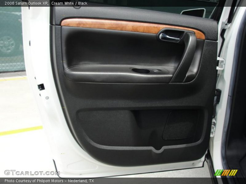 Cream White / Black 2008 Saturn Outlook XR