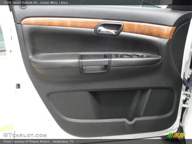 Cream White / Black 2008 Saturn Outlook XR