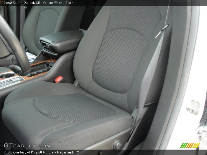 Cream White / Black 2008 Saturn Outlook XR