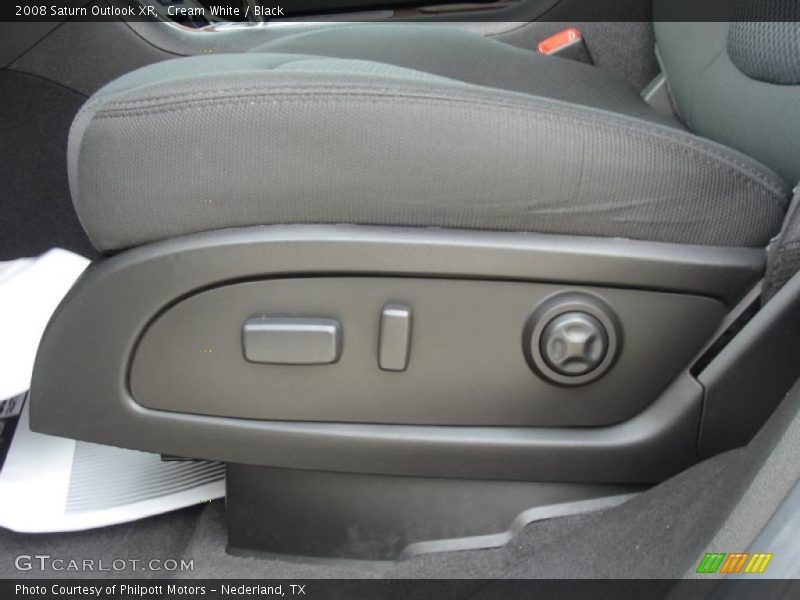 Cream White / Black 2008 Saturn Outlook XR