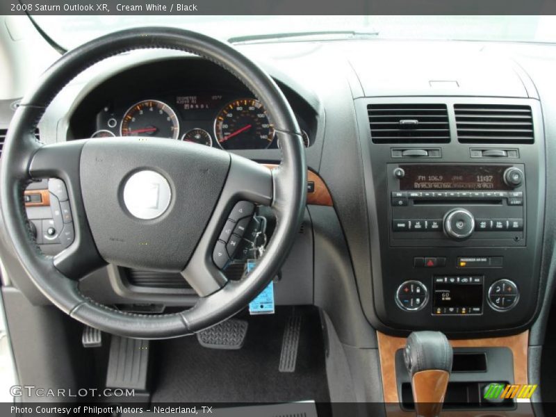 Cream White / Black 2008 Saturn Outlook XR