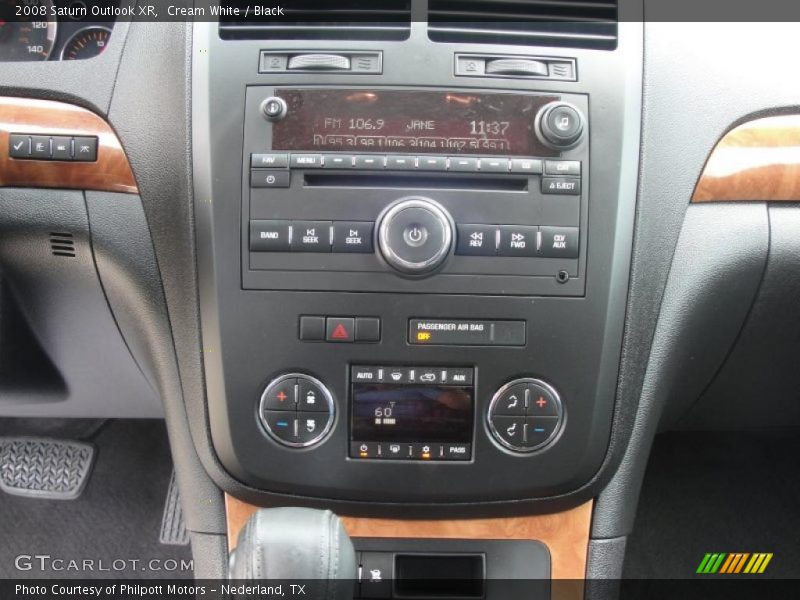 Cream White / Black 2008 Saturn Outlook XR