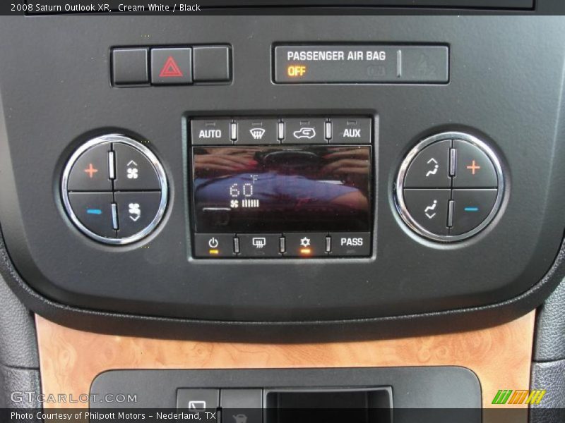Cream White / Black 2008 Saturn Outlook XR