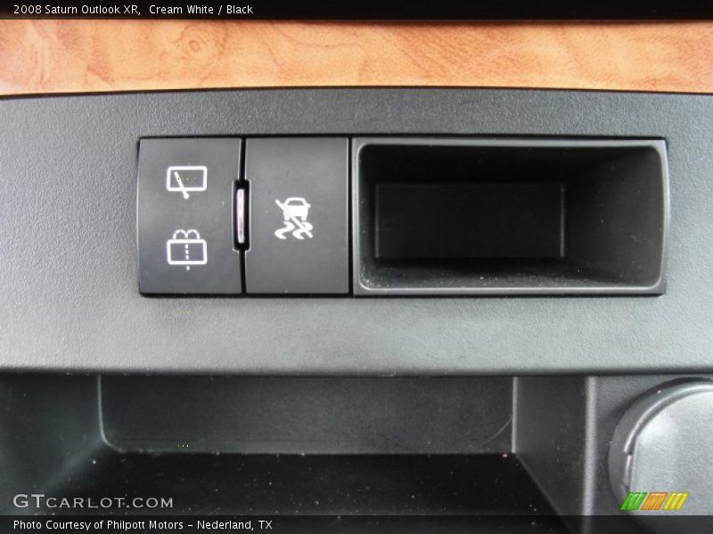 Cream White / Black 2008 Saturn Outlook XR